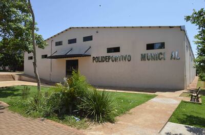 El intendente Carlos César Haitter (PDP)   y el polideportivo de “Caren Luana” en Salto del Guairá.