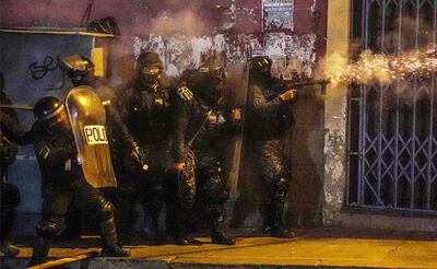 Agentes de policía actuando durante una de las jornadas de protestas populares en Bolivia.