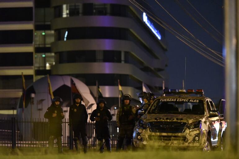 Hinchas de Cerro Porteño hicieron explotar bombas pirotécnicas en los alrededores del hotel donde están los jugadores de River Plate.
