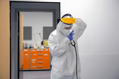 Un trabajador médico se prepara para atender a pacientes en un hospital de Madrid, España.