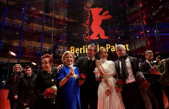 margarita-irun-ana-brun-marcelo-martinessi-ana-ivanova-y-sebastian-pena-exhiben-los-osos-frente-al-berlinale-palast-afp--204923000000-1683144.jpg