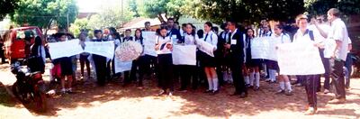 Los estudiantes del Colegio Nacional Mayo Otaño fueron ayer  hasta el edificio de la  Municipalidad para pedir al intendente Pedro Chávez (ANR, cartista), que renuncie al cargo.