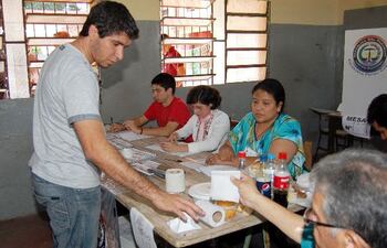 sin-mayores-incidentes-se-dieron-las-votaciones-en-las-zonas-de-zeballos-cue-y-santisima-trinidad--223430000000-542847.jpg