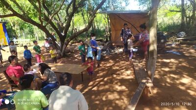 Pobladores beneficiados con las ollas populares.