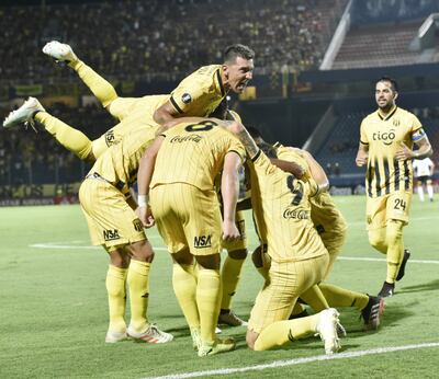 Todos a festejar y con el “Pájaro” Benítez volando sobre sus compañeros, tras el gol de Jorge Morel, que valió la victoria de Guaraní frente a Corinthians.