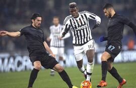 paul-pogba-de-juventus-se-abre-paso-entre-antonio-candreva-d-y-otro-jugador-de-lazio--224124000000-1422159.jpg