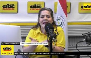 Modelo argentina, condecorada por defender el Chipa Guasu