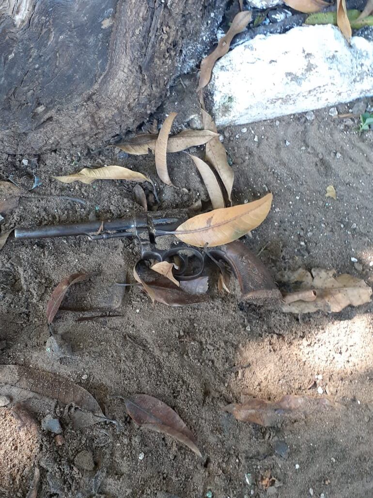 Arma encontrada abandonada en el patio de una vivienda.