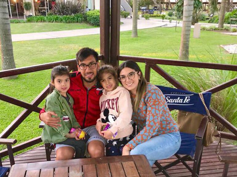 A todos lados siempre juntos, papá, mamá y las niñas en una de las tantas tardes de diversión en Santa Fe, Argentina, donde se siente a gusto Chelo y sus familiares.