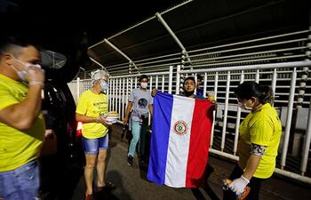 El solidario grupo brasileño viene asistiendo a los compatriotas desde el inicio del cierre de la frontera.