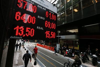Vista de pizarras que marcan la cotización de la moneda extranjera con el peso argentino este jueves, en Buenos Aires (Argentina).