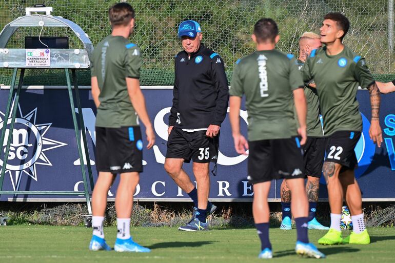 Ancelotti observa a sus dirigidos durante una práctica.