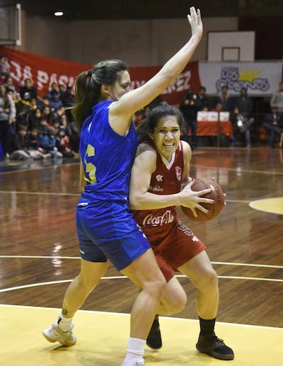 Marta Peralta de Sol y Melina Pérez de FPC, accionan en la llave.