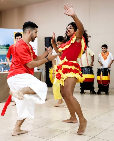 Miembros del Grupo Tradicional San Baltazar actúan durante una conferencia de prensa este viernes, en la sede de la Secretaría Nacional de Turismo en Asunción.