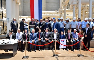 El presidente Mario Abdo Benítez presiona el interruptor para la energización de la barra y la línea de 500 kV Ayolas-Villa Hayes.