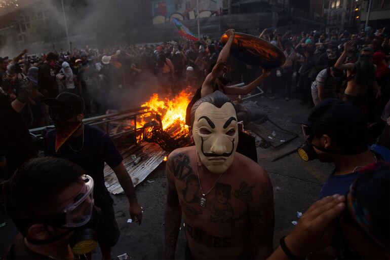 Manifestantes quemaron la iglesia de la Policía chilena.