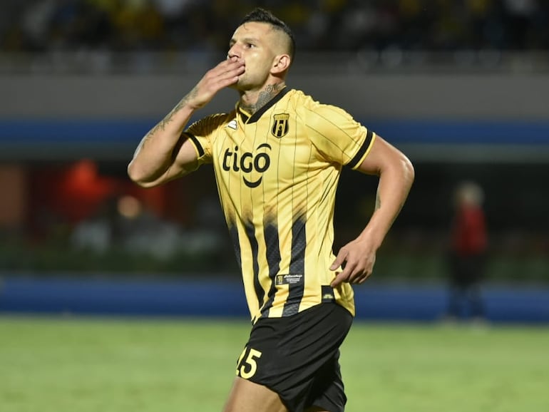 Raúl Bobadilla festeja el gol que convierte contra Palestino por la Copa Libertadores 2020.