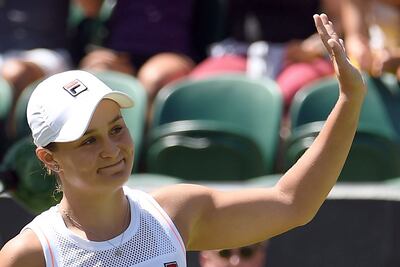 Ashleigh Barty saludando a los aficionados luego de finalizar el partido.
