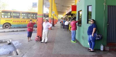 Poco a poco, empiezan a llegar las personas a la Terminal para abordar los buses hacia la ciudad de  Caacupé.