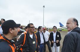 el-titular-de-la-dinac-lic-luis-aguirre-conversa-con-el-equipo-de-national-geographic-en-el-aeropuerto-guarani--204048000000-1332918.jpg