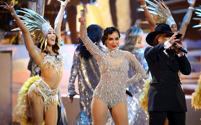 La cantante brasileña Anitta (centro) durante su actuación en la entrega de los premios Grammys Latinos, el jueves 14, en Las Vegas, Estados Unidos.