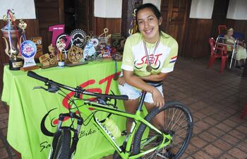 la-joven-ciclista-custodia-los-trofeos-ganados-en-las-recientes-competencias-en-que-estuvo--02041000000-1540957.jpg