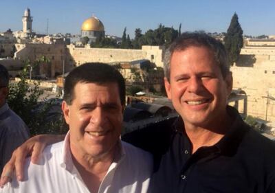 Horacio Cartes aparece abrazado a Darío Messer durante una visita oficial a Israel. El “doleiro” formaba parte hasta de las comitivas oficiales durante la presidencia de su “hermano del alma”.