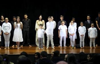 alumnos-de-guarani-academia-de-actores-durante-la-presentacion-de-pechos-de-acero--223732000000-1749360.jpg