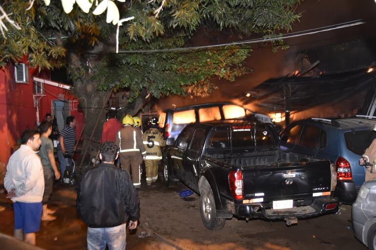 Incendio en barrio Mbachió.
