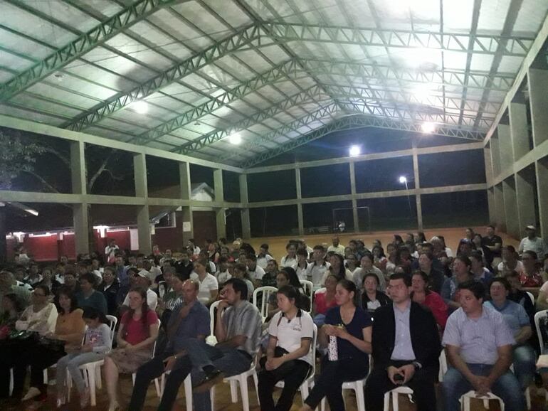 Padres, docentes y estudiantes decidieron anoche tomar la institución.