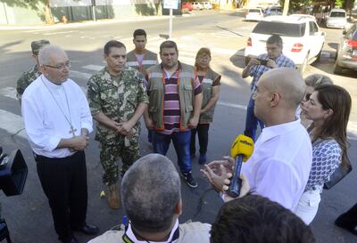 El ministro Mazzoleni conversa con el arzobispo Valenzuela, el Lic. Juan Vera y representantes de la Comuna.