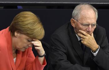 la-canciller-alemana-angela-merkel-aparece-al-lado-de-su-ministro-de-finanzas-wolfgang-schaeuble--160229000000-1365826.JPG