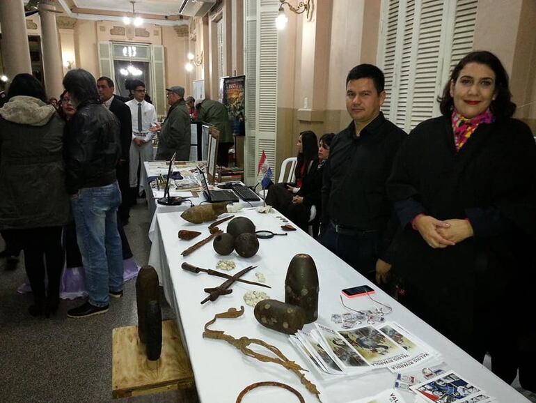 Elementos bélicos del tiempo de la Guerra de la Triple Alianza (1865-1870), muestran los expositores.