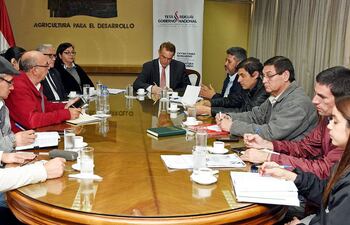 tecnicos-del-mag-e-integrantes-de-la-fnc-reunidos-ayer-de-tarde-en-el-ministerio--212517000000-1726733.jpg