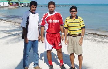 el-profesor-venancio-zelaya-izquierda-con-felix-lvarez-y-ruben-pierr-en-belice-en-el-2007-el-limpeno-tuvo-un-largo-recorrido-detras-del-balon--230953000000-1312029.jpg