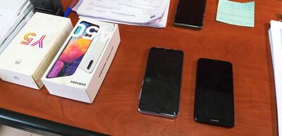 Los teléfonos celulares de la víctima encontradas en poder del sospechoso.