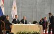 Los presidentes Mauricio Macri (c) y Mario Abdo observan la firma de los cancilleres, que oficializa el paso entre Ayolas e Ituzaingó.