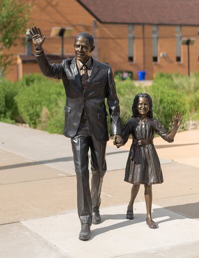 La estatua de James van Nuys representa a Barack Obama y su hija Sasha.