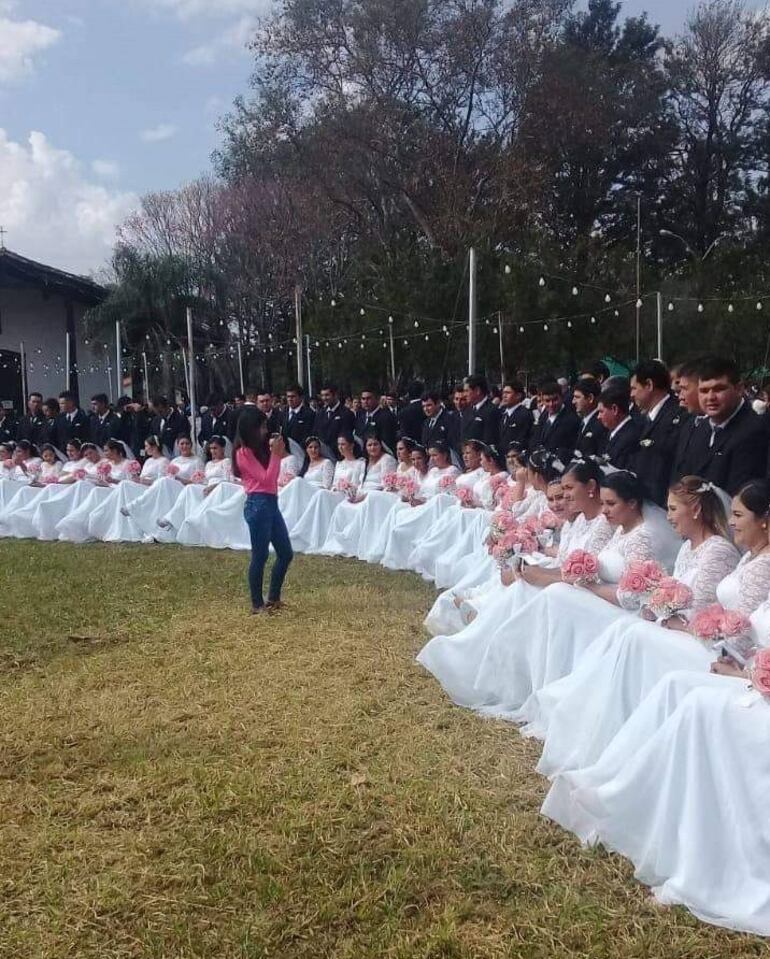Se casan 110 parejas en boda comunitaria en San Jaoquín