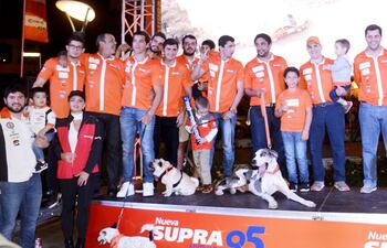 los-integrantes-del-copetrol-rally-team-posan-con-la-perrada-que-ira-el-transchaco-rally-el-miercoles-durante-la-presentacion-del-equipo-en-el-shop-234455000000-1626293.jpg