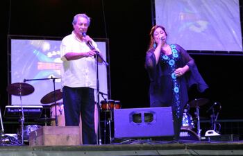 alberto-de-luque-y-lilian-romero-durante-un-momento-de-su-presentacion-durante-la-sexta-edicion-del-festival-guavira-poty-en-paraguari--194342000000-1431897.jpg