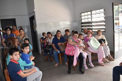 Los asegurados tuvieron que aguardar por varias horas para acceder a una consulta.