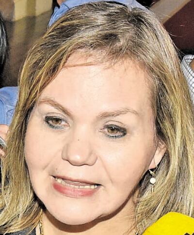 La senadora Lilian Samaniego (ANR, excartista) pidió ayer a la Contraloría investigar gestión del canciller.
