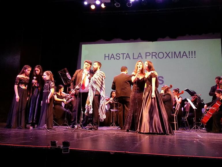 Un lucido final de espectáculo ofreció la Orquesta Filarmónica Guaraní, bajo la dirección del maestro Sión Uliambre.