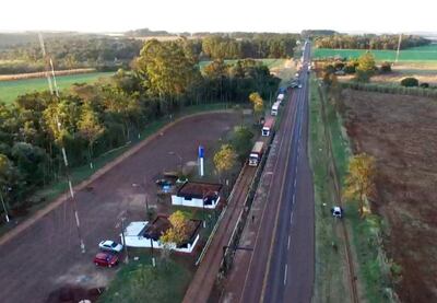 Fila de camiones varados durante el incidente con el conductor que descubrió la irregularidad en la báscula, el lunes último.