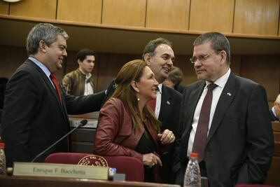 Senadores en sesión extraordinaria.