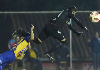 El arquero riverista, Pablo Gavilán, sale a rechazar la pelota de su área, llevándose por delante al capitán auriazul, Joel Benítez. River Plate y Luqueño no se sacaron ventaja y siguen penúltimos en la tabla.
