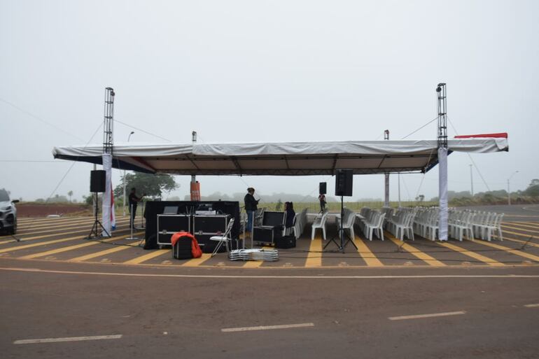 Se aguarda la llegada de la comitiva presidencial.