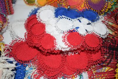 Artesanas de Itauguá exponen en la noche bellos artículos de Ñandutí, como carteras, sombreros, billeteras, aros, llaveros, termos, manteles, banderas, prendas de vestir, calzados y otros.