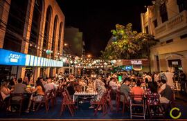 Los comercios también venden bebidas alcohólicas en la vía pública. La Municipalidad dice que la prohibición es para formales e informales.